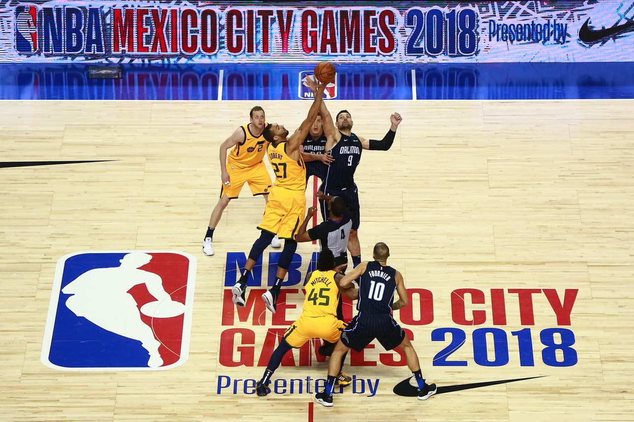 Orlando Magic y Utah Jazz tuvieron un partido muy cerrado en la primera mitad, igual que la disputa del salto inicial.