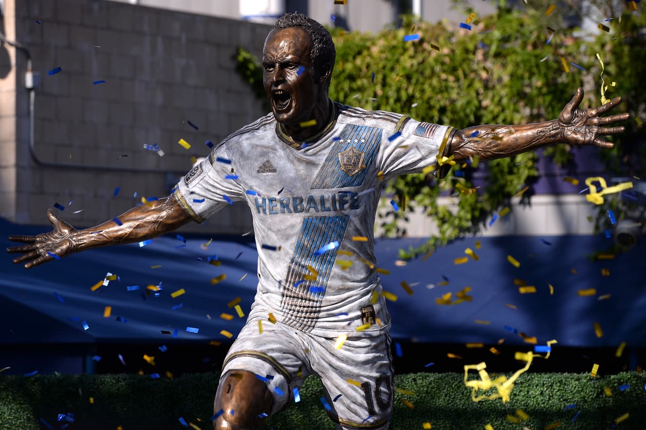 Landon Donovan ya es inmortal. LA Galaxy inauguró esta tarde una estatua en su honor en el exterior del Dignity Health Sports Park, antes del derbi ante LAFC.
<br>