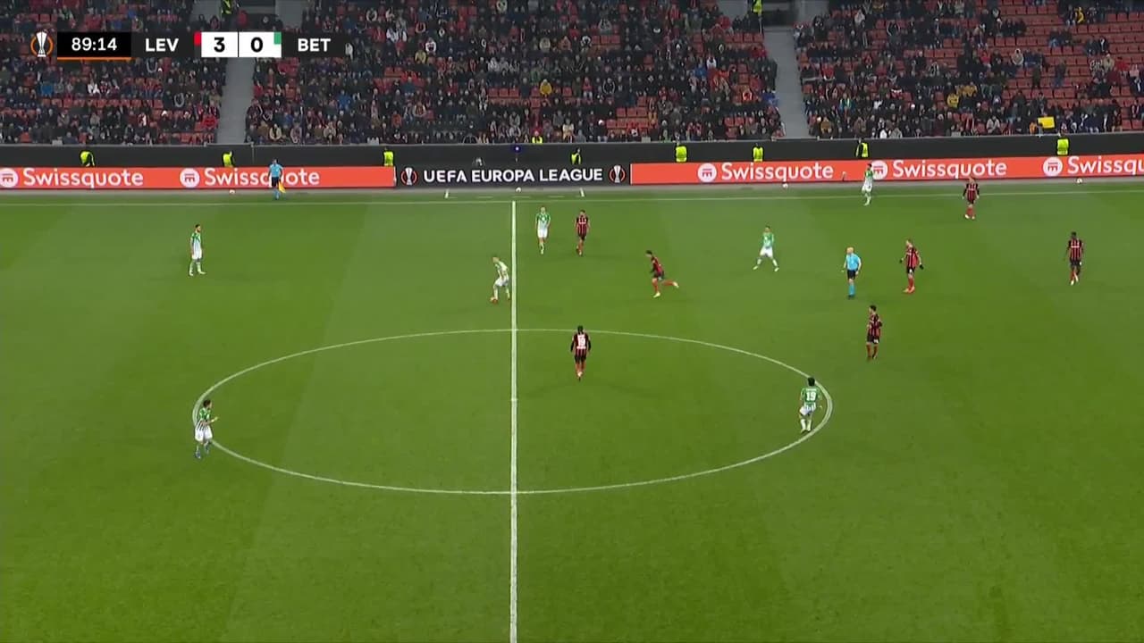 ¡GOL!  anota para Bayer 04 Leverkusen. Nadiem Amiri