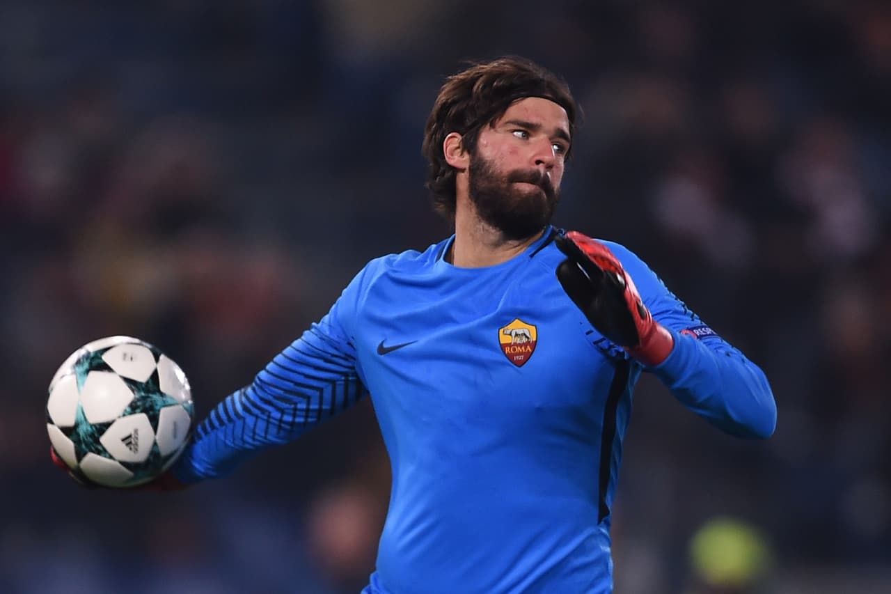 El portero brasileño Alisson saldría de la Roma para buscar un puesto como titular en el Liverpool.