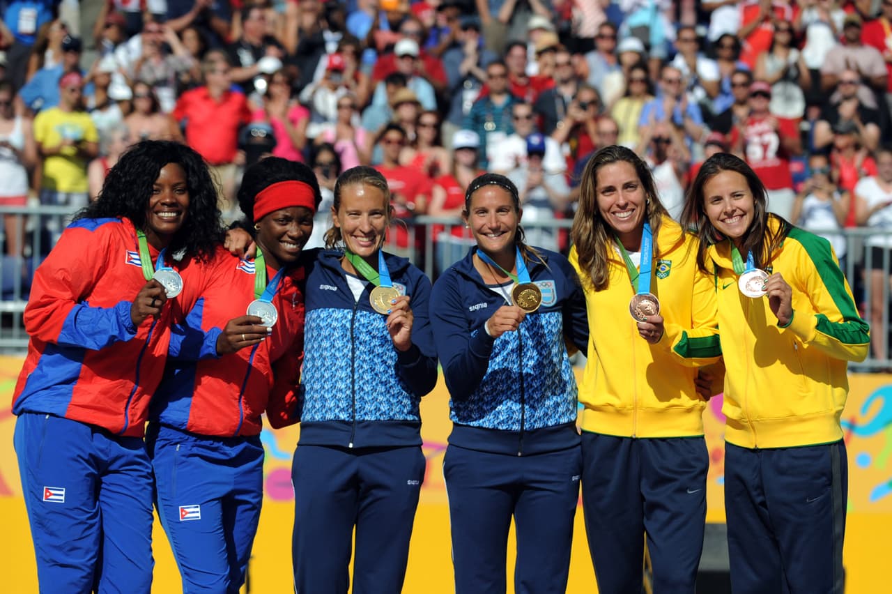 Ana Gallay y Georgina Klug hicieron historia al derrotar 2-1 a Cuba el martes en la final de los Juegos Panamericanos, llevándose una medalla dorada para su país por primera vez en este deporte.