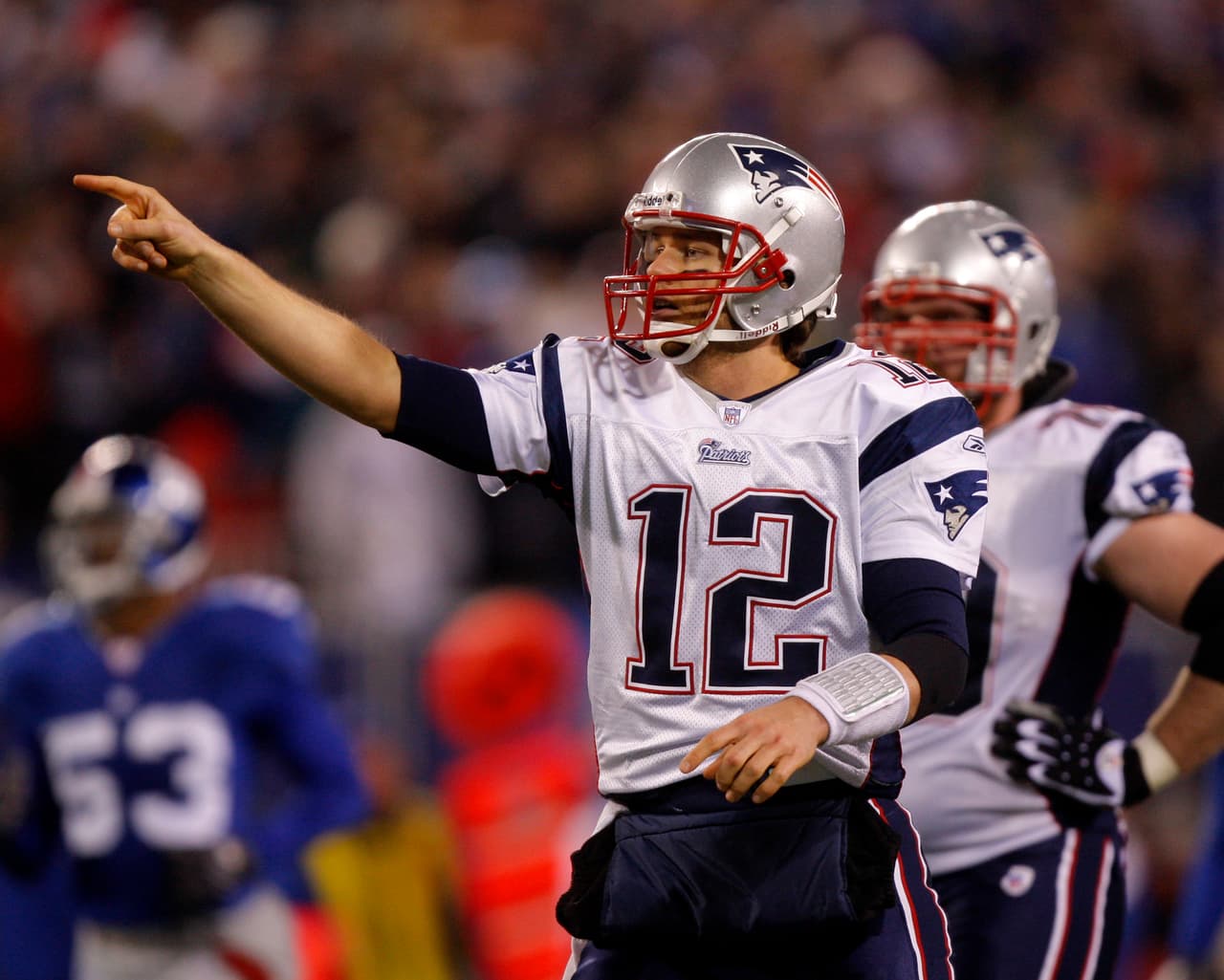 Wilson ha conseguido al menos tres envíos de touchdowns sin intercepciones en cuatro juegos al hilo, empatando la racha más larga con estas características en la historia de la NFL con TOM BRADY (2007), PEYTON MANNING (2013-14) y AARON RODGERS (2014). Solo Brady (17) tiene más pases de touchdown que Wilson (16) durantes estas rachas respectivamente.