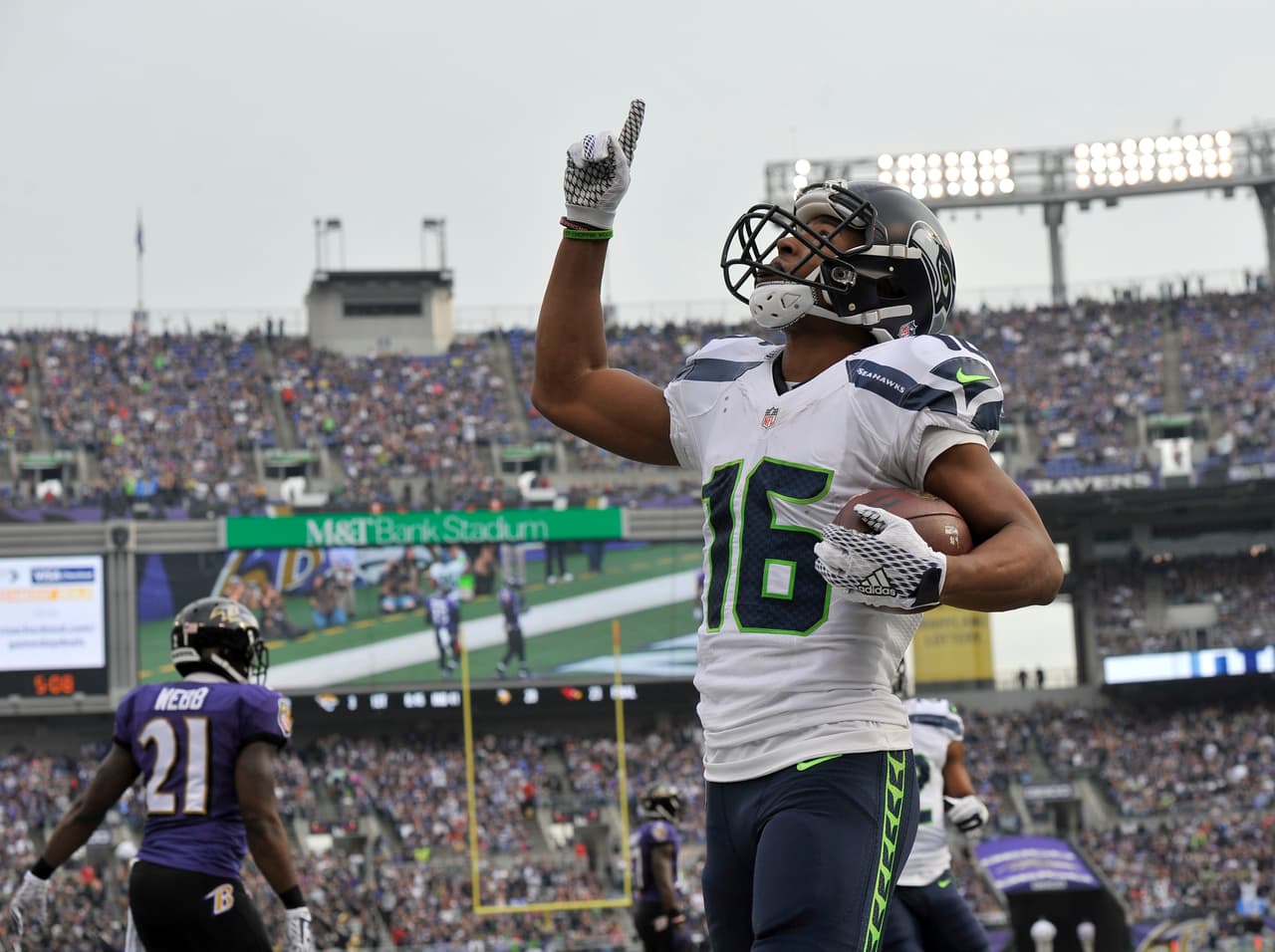 El receptor novato de Seattle TYLER LOCKETT tuvo seis atrapadas para 104 yardas y dos touchdowns en el mismo juego.
