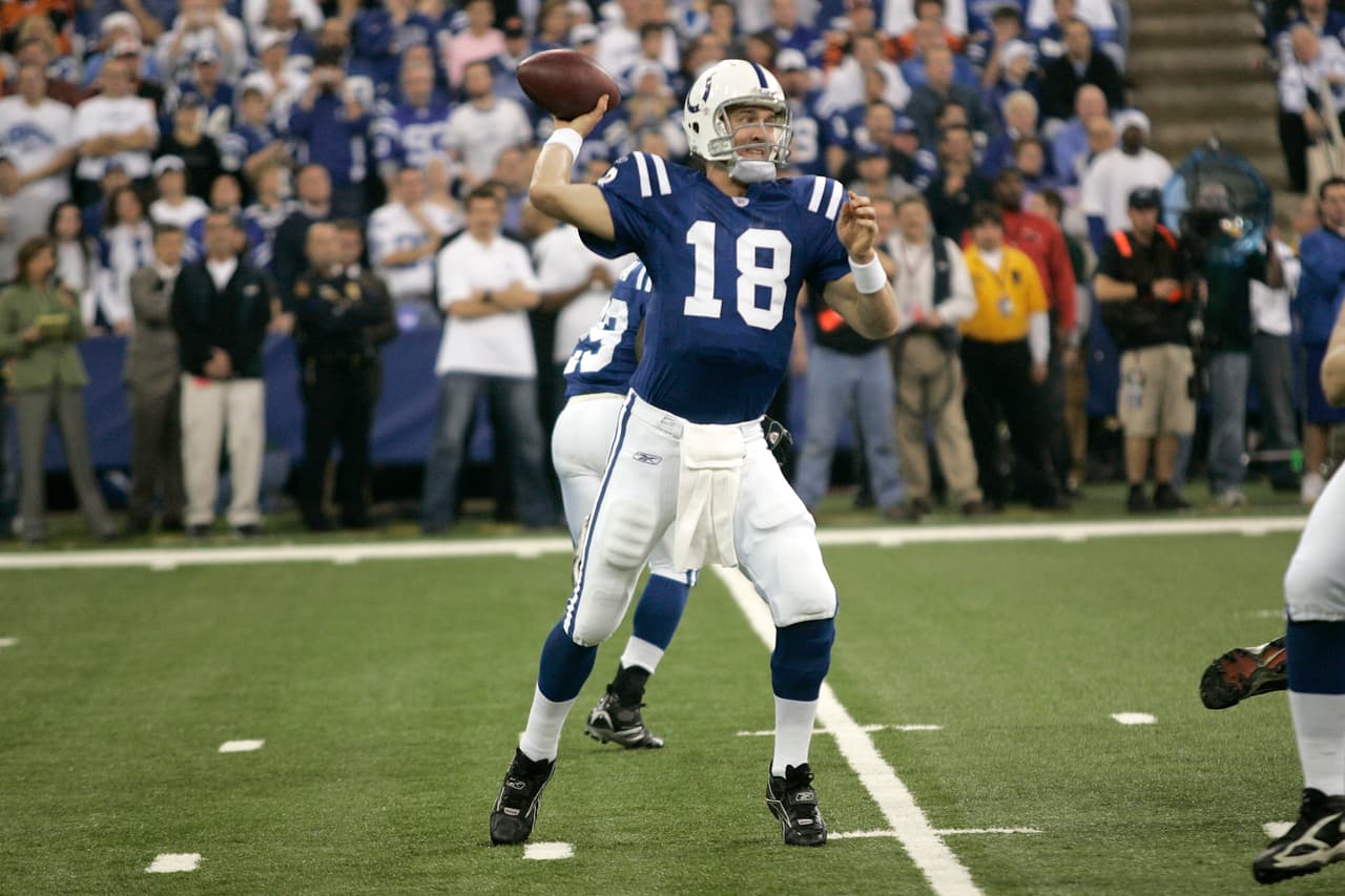 Brees ahora tiene 93 juegos en su carrera de al menos 300 yardas aéreas, con lo que ha empatado a PEYTON MANNING con el máximo número de este tipo de partidos en la historia de la NFL.