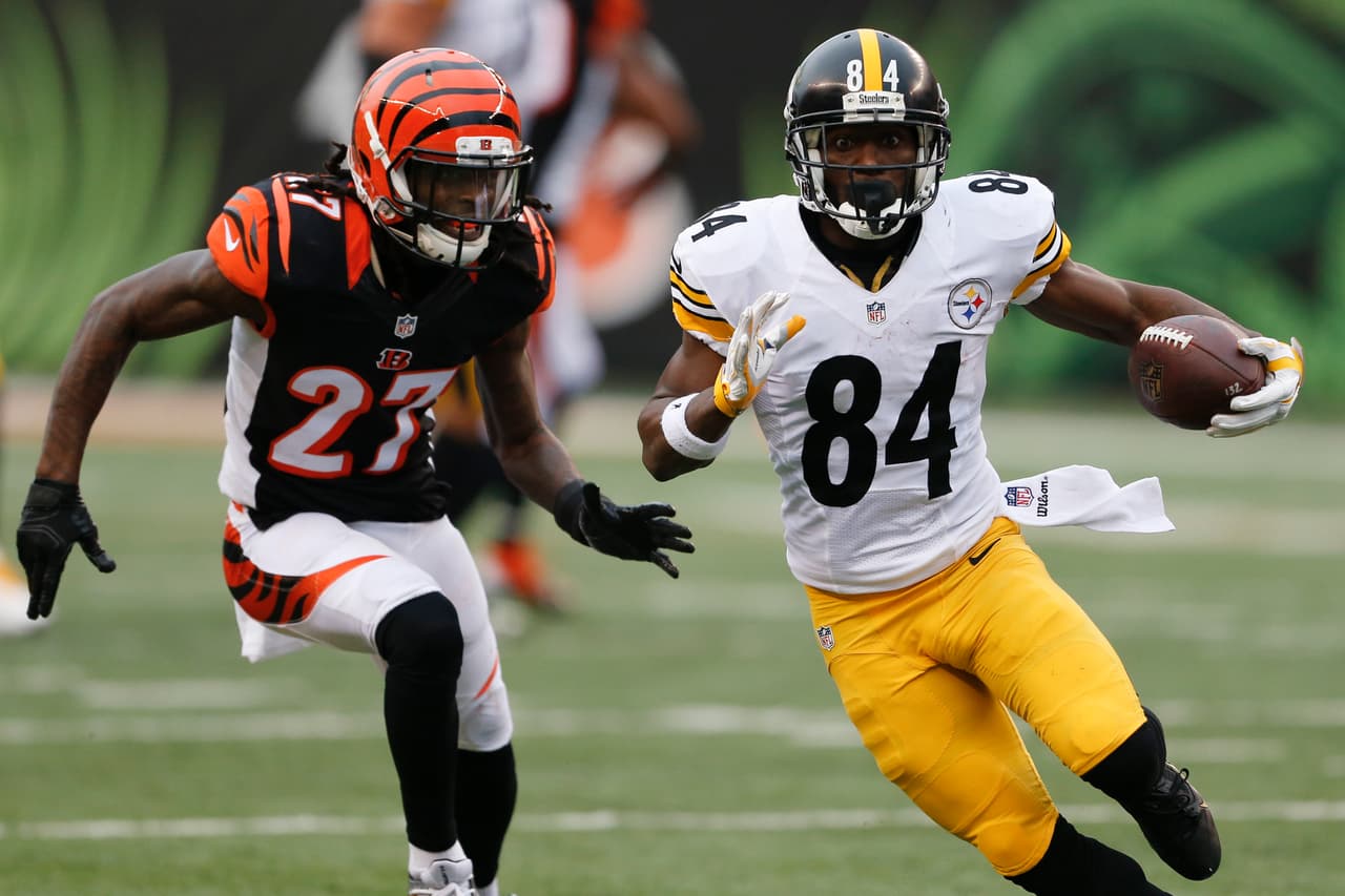 4.- El receptor de Pittsburgh ANTONIO BROWN consiguió siete atrapadas para 87 yardas en la victoria de los Steelers 33-20 en Cincinnati. Brown, quien está en segundo lugar en esta temporada en la NFL con 100 recepciones, se convirtió en el sexto jugador en la historia de la NFL con un mínimo de tres temporadas al hilo de al menos 100 recepciones.