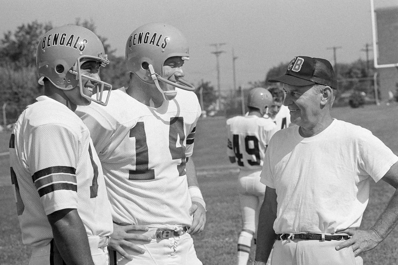 Los Chiefs, que perdieron cinco al hilo justo antes de conseguir esta racha ganadora, son el segundo equipo en la historia de la NFL en ganar al menos siete juegos al hilo inmediatamente después de tener una racha de al menos cinco derrotas, el otro equipo que los consiguió fueron los Cincinnati Bengals de 1970.