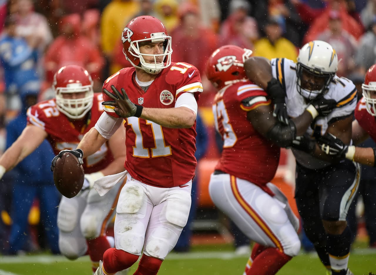 El quarterback de Kansas City ALEX SMITH pasó para 191 yardas con un touchdown y una intercepción, su primera intercepción en los últimos 10 juegos.