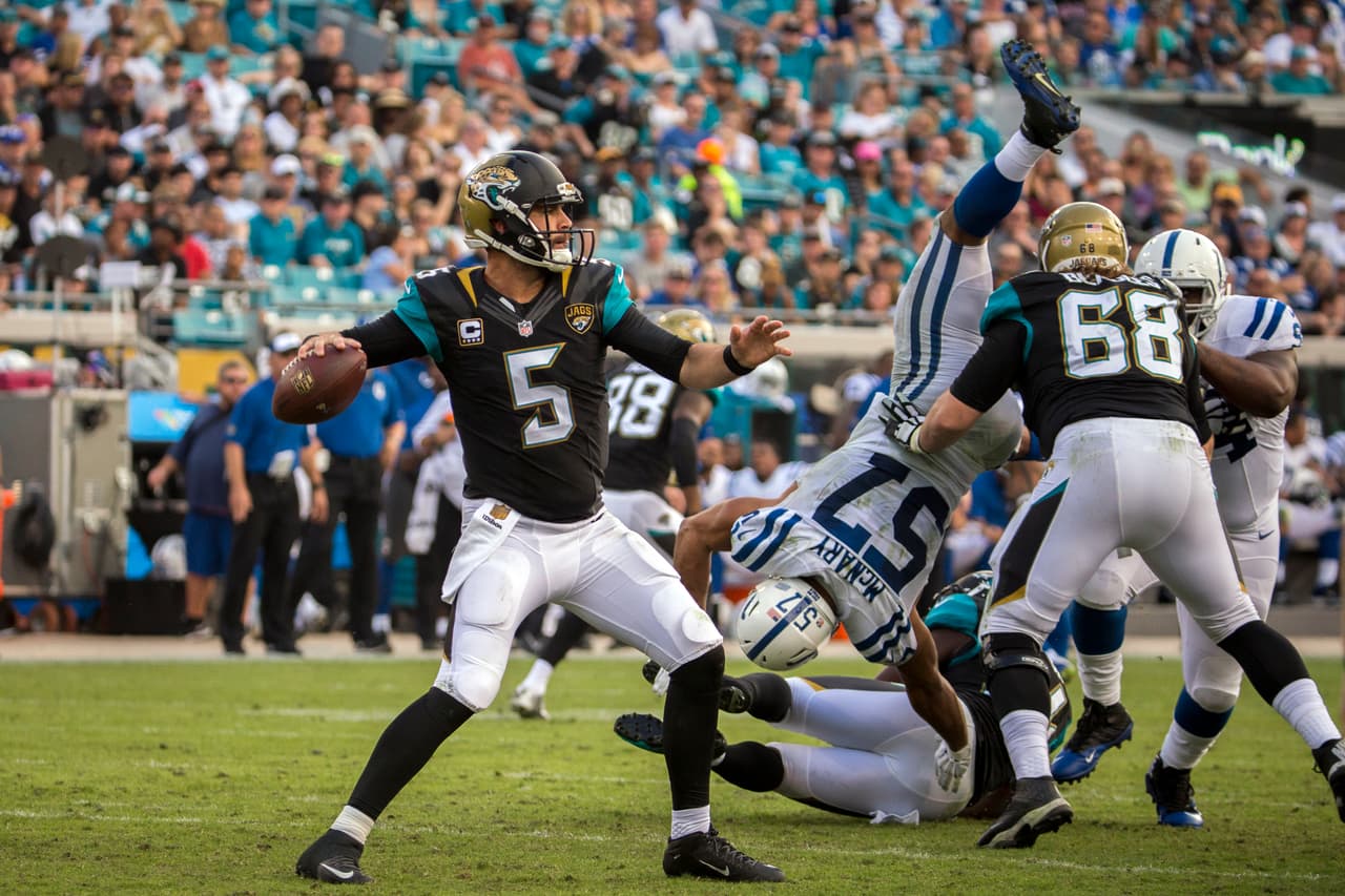El quarterback de Jacksonville BLAKE BORTLES pasó para 250 yardas y fue responsable de cuatro touchdowns (tres pasando y uno corriendo) sin intercepciones para un rating de pasador de 114.6 puntos contra los Colts.