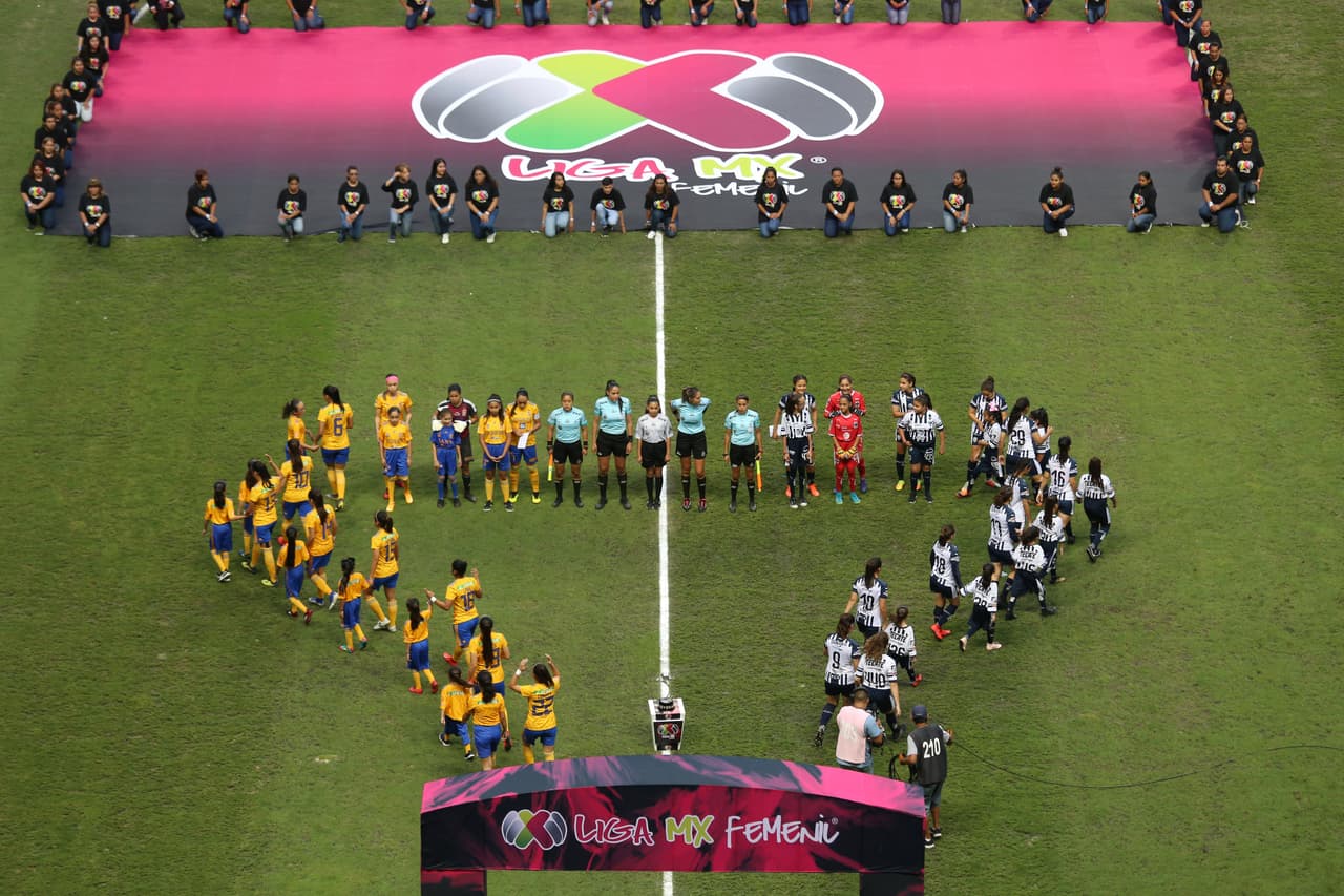 Así salieron al campo jugadoras de Tigres y Rayadas para disputar el campeonato de la Liga MX Femenil.