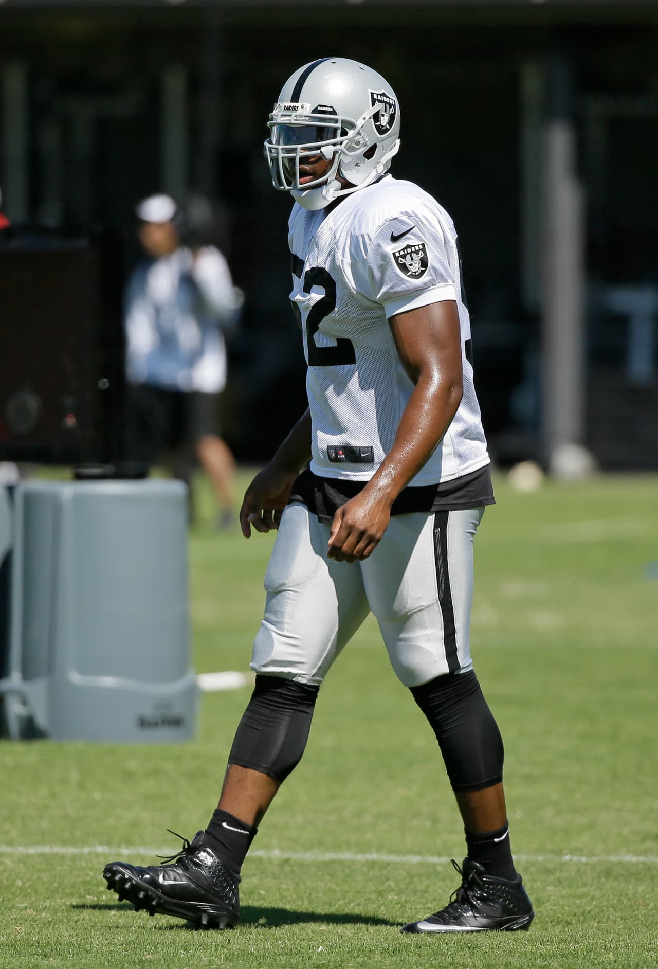 Khalil Mack está entrenando de apoyador externo y de ala defensivo con Oakland