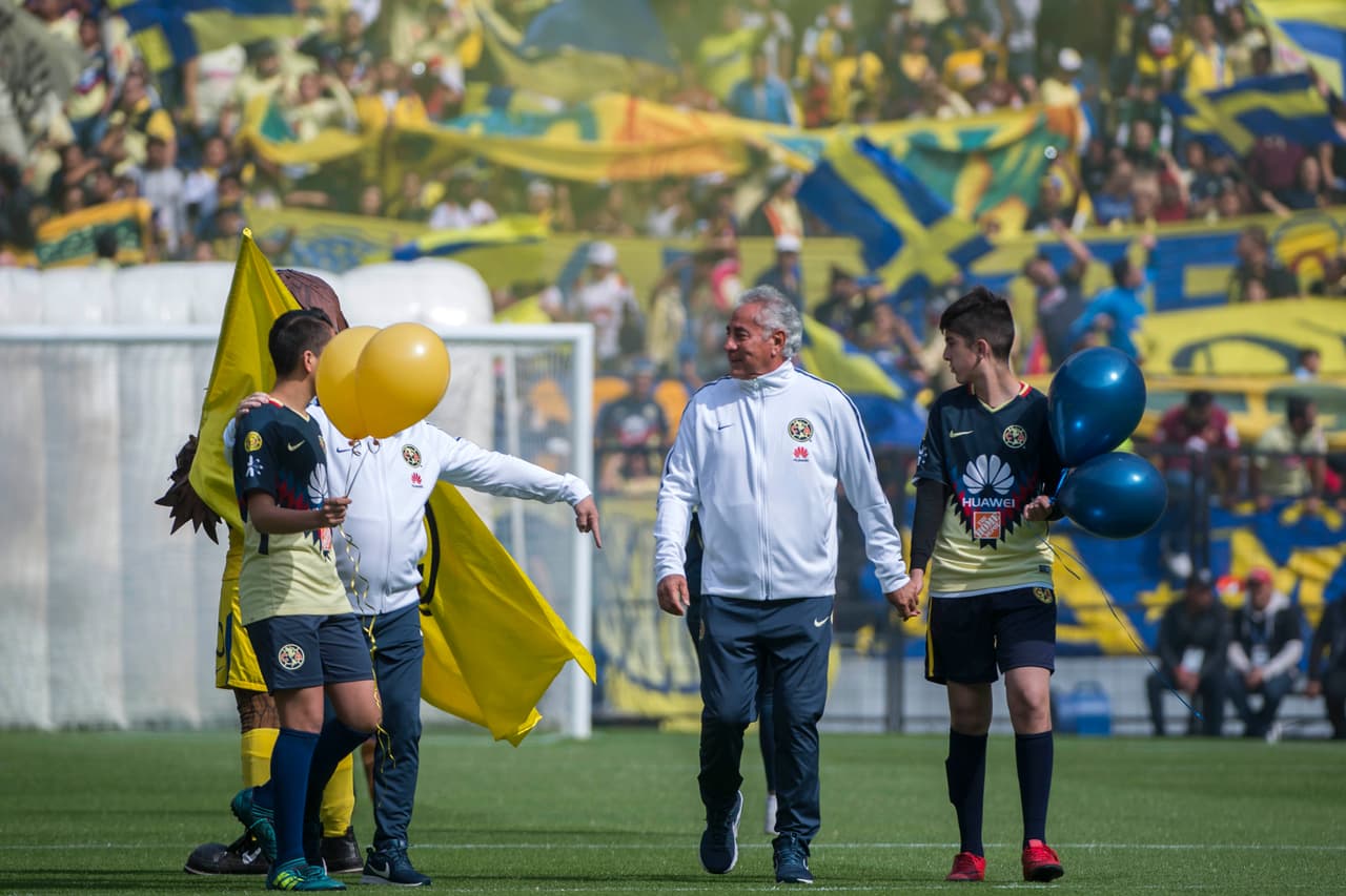 Las Águilas, tanto el equipo varonil y femenil, convivieron con los aficionados y se tomaron la foto oficial con ellos en el Estadio Azteca.