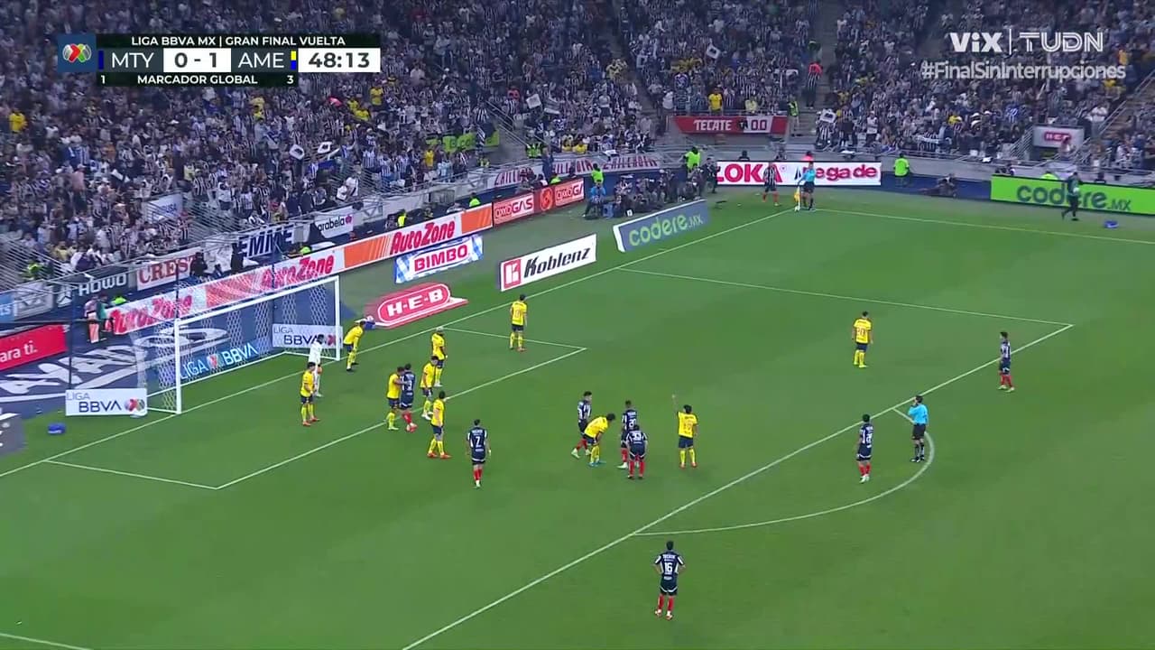 ¡Brutal atajada a una mano de Malagod!