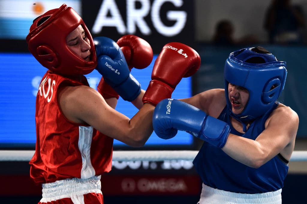 Oriana Saputo de Argentina en plena reyerta con Emma Lawson de Australia en la categoría de peso ligero de mujeres (57-60kg) en el pleito por la medalla de bronce.