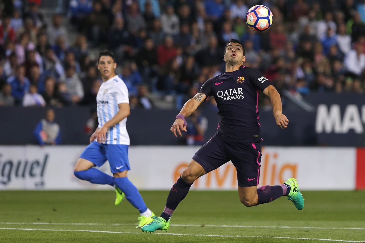 El Málaga con temor, sin arriesgar en exceso, trataba de frenar a un Barcelona a medio gas, que sin forzar en exceso la máquina podía hacer valer su superioridad en cualquier momento.