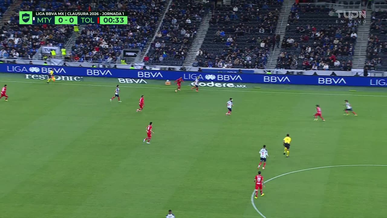 Arranca el partido y la pelota está en juego.