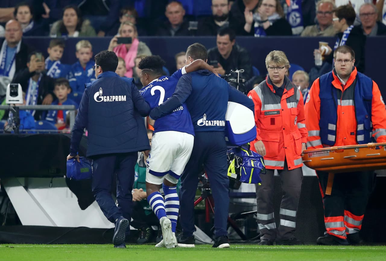 No lo vio venir y cuando iba a rechazar el balón golpeó al joven estadounidense provocándole una lesión que no le permitió continuar en el partido.