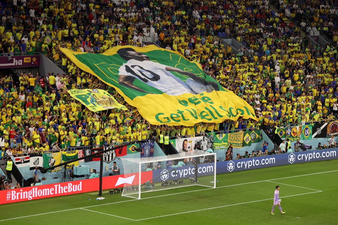 El apoyo a Pelé en la grada no faltó.