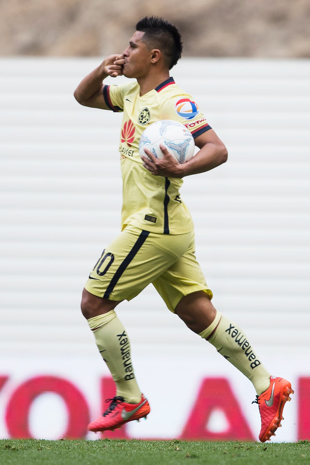 Oswaldo Martínez, América.- El jugador de las Águilas suma 45 puntos en lo que va del torneo, su valor en el UD Fantasy es de $8.4 millones.