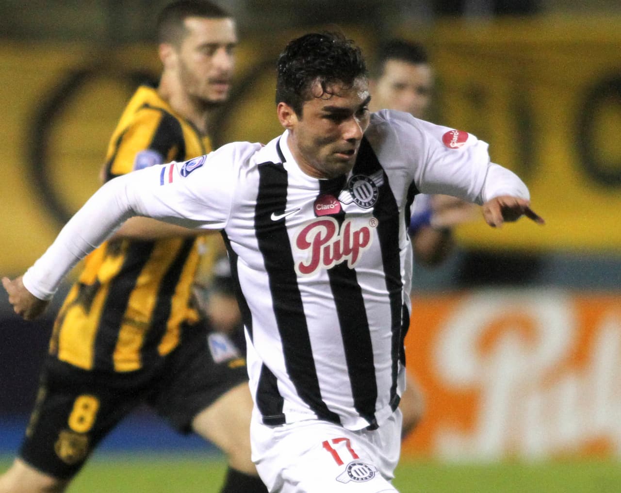 Wilson Leiva - el jugador paraguayo, del Libertad, fue acusado hace algunos meses de amenazar a un grupo de personas cerca a un campo de fútbol en Asunción después de una discusión. De hecho, testigos aseguraron que accionó su pistola.