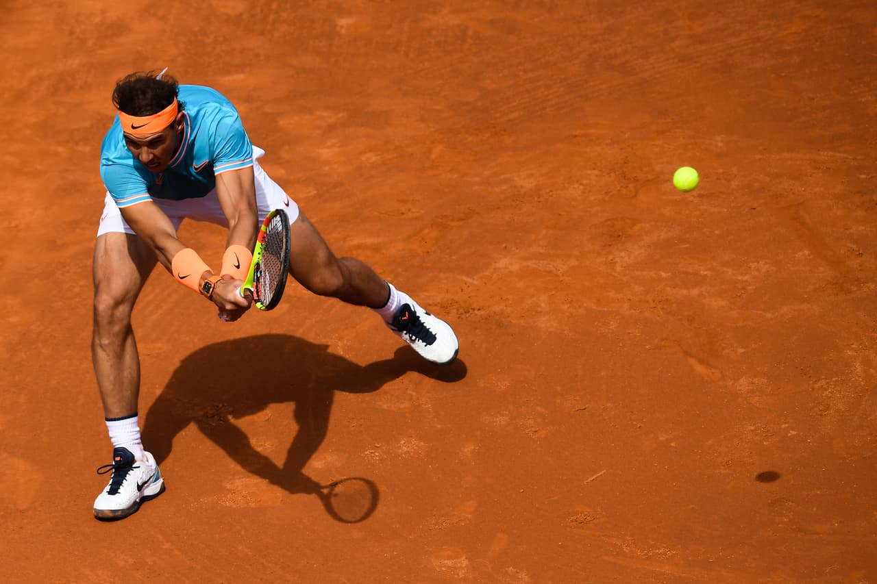 Nadal no supo aprovechar su ventaja para cerrar la primera manga y Mayer se vino arriba para encadenar tres puntos seguidos y llevarse la primera manga tras una hora y 11 minutos de dura batalla.