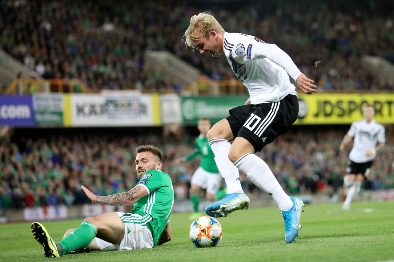 Brandt evita una barrida y continúa creando jugadas de peligro en favor del equipo alemán.