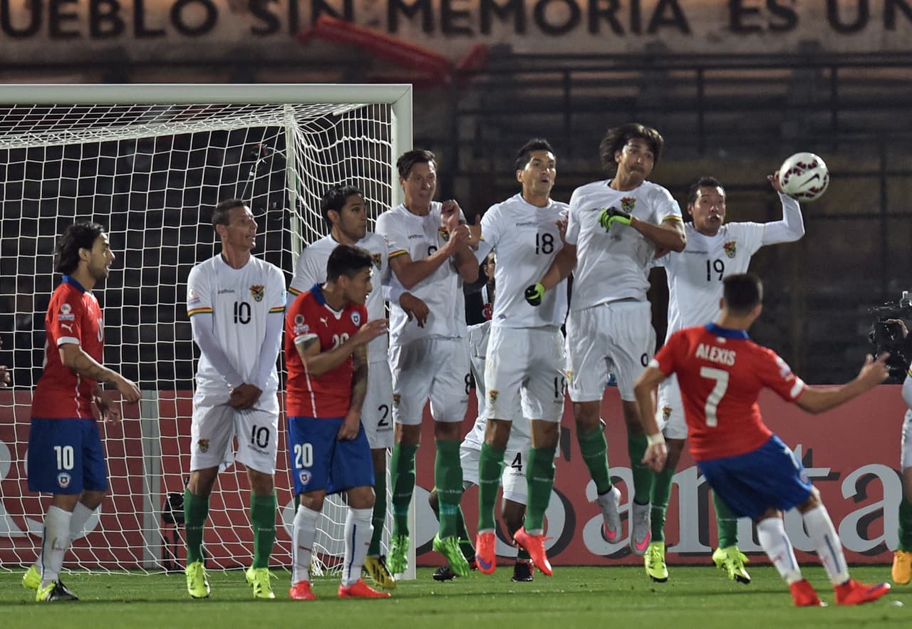 Minutos después, Alexis Sánchez estrelló un balón en uno de los postes en un tiro libre.