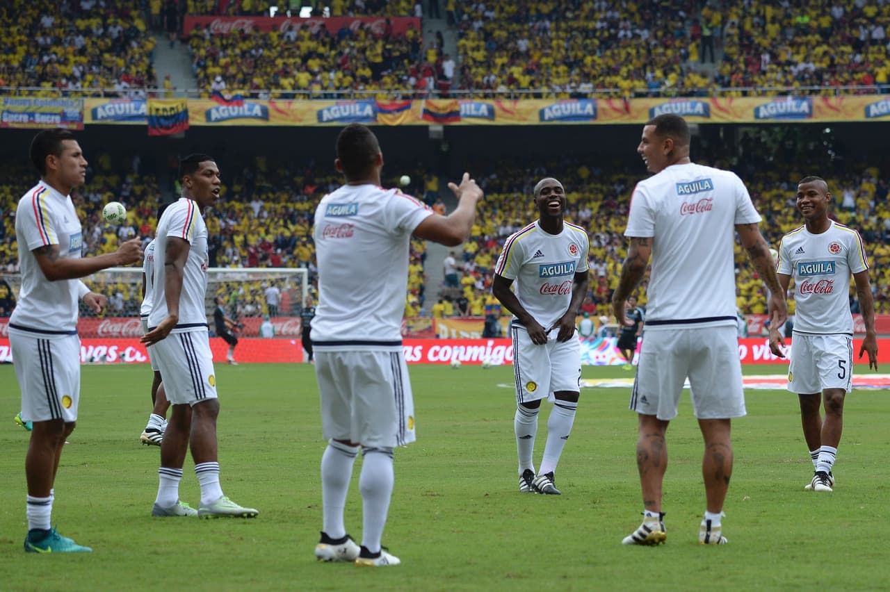 Players of Colombia warm up before the start of their Russia 2018 FIFA World Cup qualifier football match against Uruguay in Barranquilla, Colombia, on October 11, 2016. / AFP / Raul Arboleda (Photo credit should read RAUL ARBOLEDA/AFP/Getty Images)