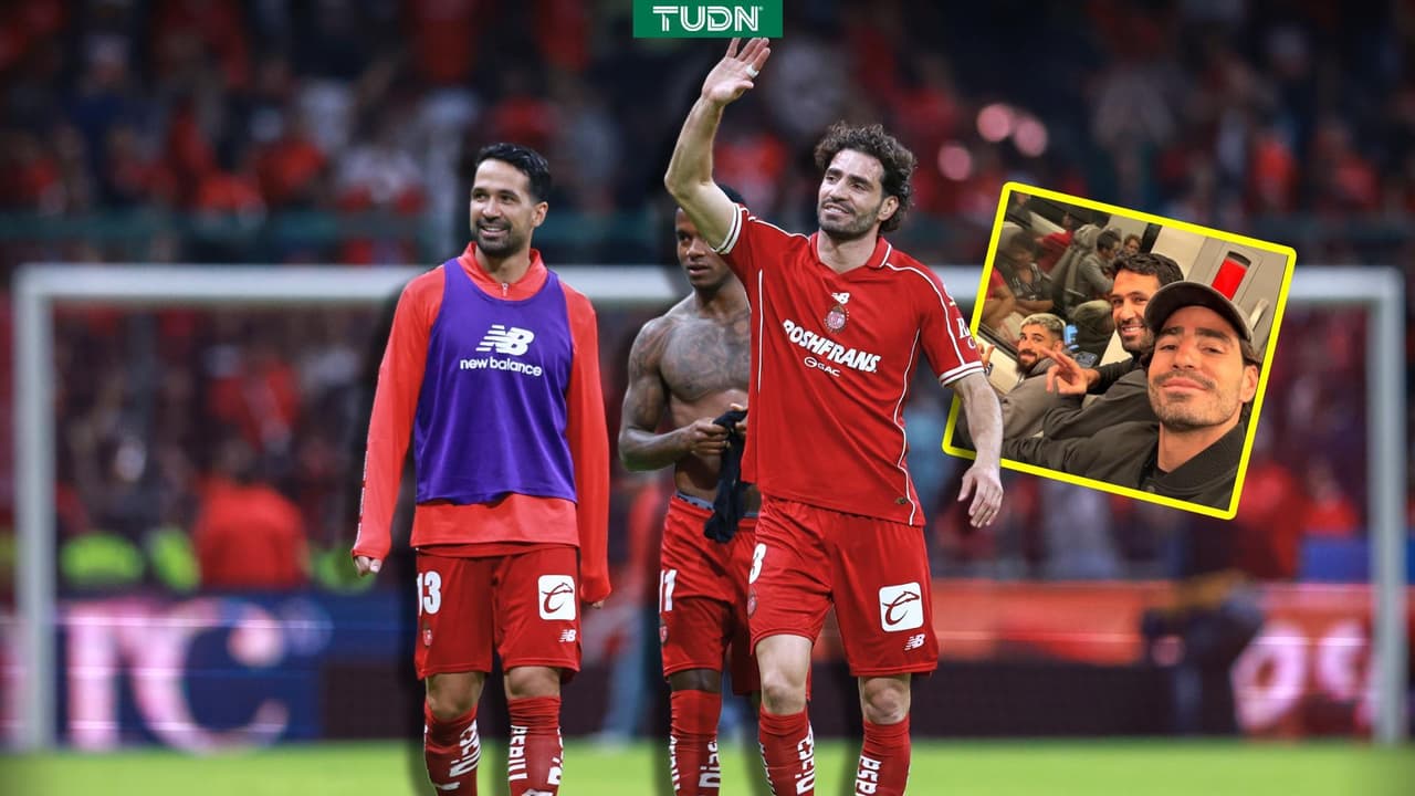 Jugadores de Toluca viajan en el tren interurbano para llegar al Estado de México