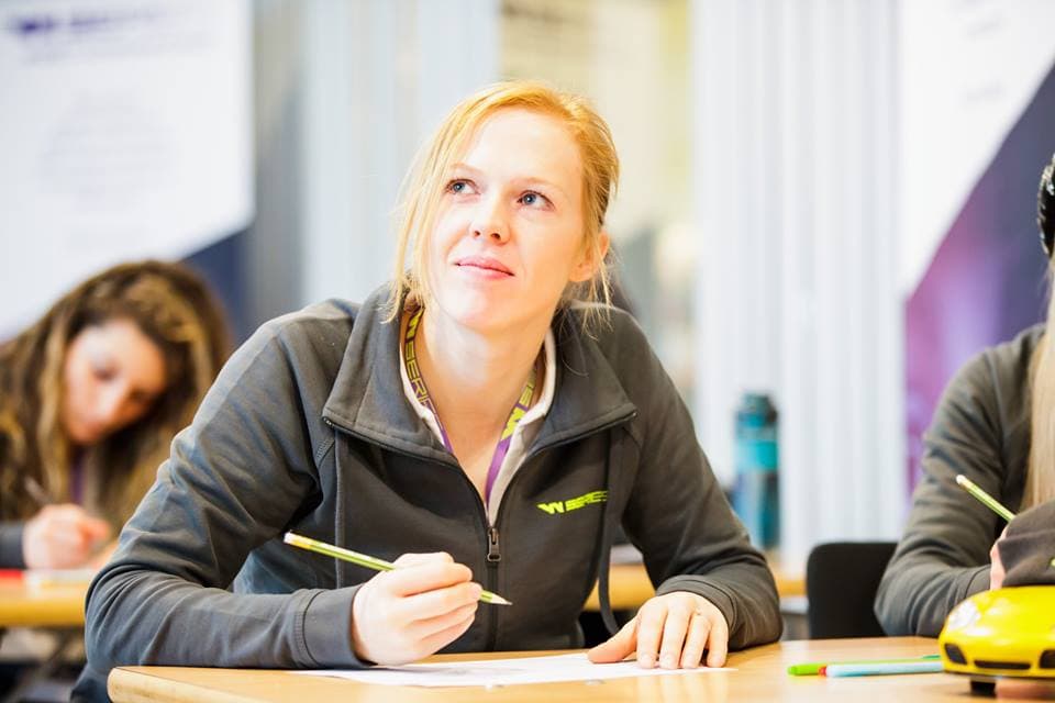 Alice Powell (Inglaterra - 25 años)