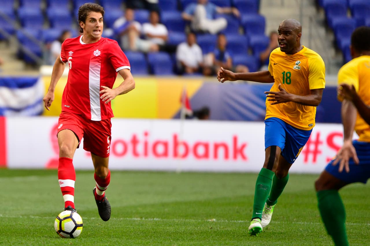 Los canadienses continuaron montados en el encuentro y seguían llevando peligro al arco de León, portero que milita en el Brest de Francia.
