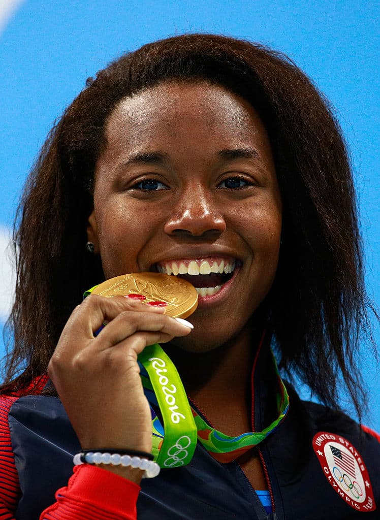 Sorpresa en los 100 libre femenino. Dos oros en esta prueba, con récord olimpico incluido: la estadounidense Simone Manuel y la canadiense Penny Oleksiak con 52.70. El bronce para la sueca Sjostrom. Las hermanas Campbell, fuera del podio.