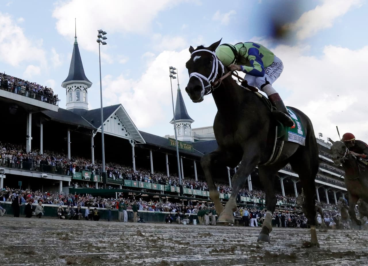 El puertorriqueño John Velázquez cruza la meta con Always Dreaming para coronarse en la 143ra edición del Derby de Kentucky Derby en una pista mojada en Churchill Downs, el sábado 6 de mayo de 2017, en Louisville, Kentucky. (AP Foto/David J. Phillip)