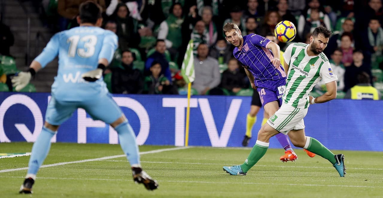 GRAF2727. SEVILLA, 15/01/2018.- El centrocampista serbio del Leganés Darko Brasanac (2d) centra el balón presionado por Jordi Amat (d), defensa del Real Betis, durante el partido de la decimonovena jornada de Liga en Primera División que se disputa hoy en el estadio Benito Villamarín, en Sevilla. EFE/José Manuel Vidal.