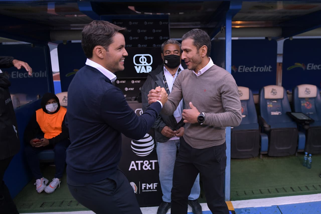 Dos de los cuatro entrenadorés más jóvenes de la Liga MX se saludaron efusivamente antes del inicio del juego.
