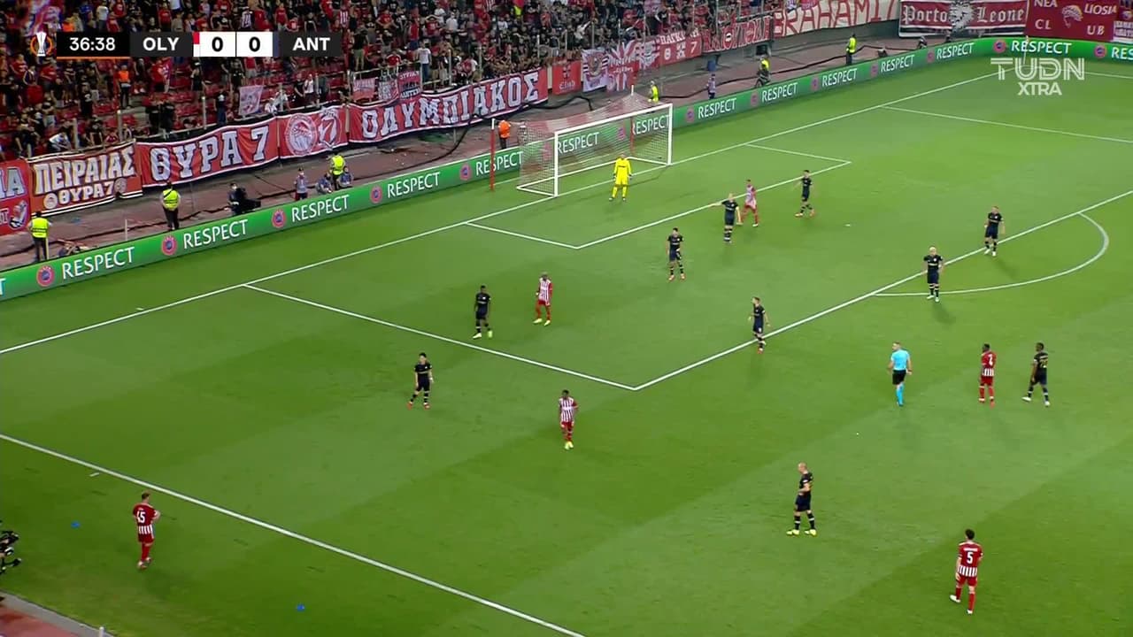 ¡GOL!  anota para Olympiakos. Youssef El-Arabi