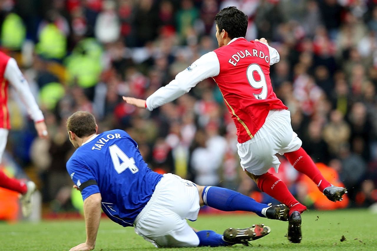 A inicios del 2008, el Arsenal era líder absoluto de la Premier cuando Steve Taylor del Birmingham intentó quitarle un balón a Eduardo, quien velozmente lo fintó, aunque no alcanzó a quitar la pierna.