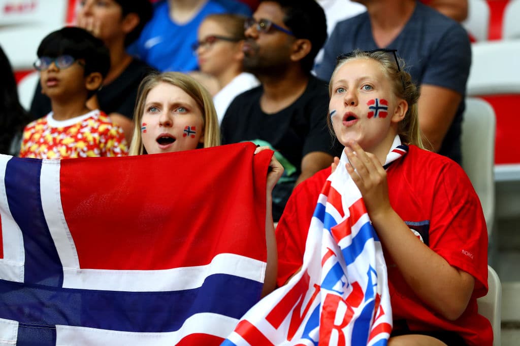 En el Allianz Riviera de Niza se enfrentan Noruega y Australia por los Octavos de Final del Mundial femenino y las fanáticas llenan de alegría las tribunas.