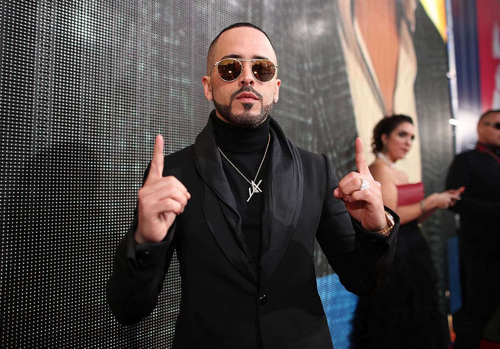 Al terminar la canción, tanto Yandel como Sour se percataron que necesitaban y querían la voz de una mujer.