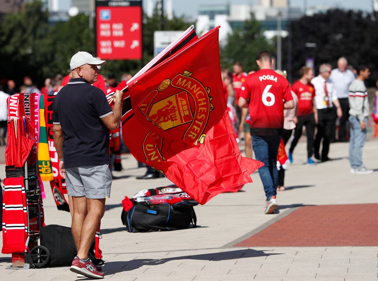 Para el Manchester United es muy importante cuidar de su afición ya que los resultados no los han acompañado desde la partida del banquillo de sir Alex Ferguson.