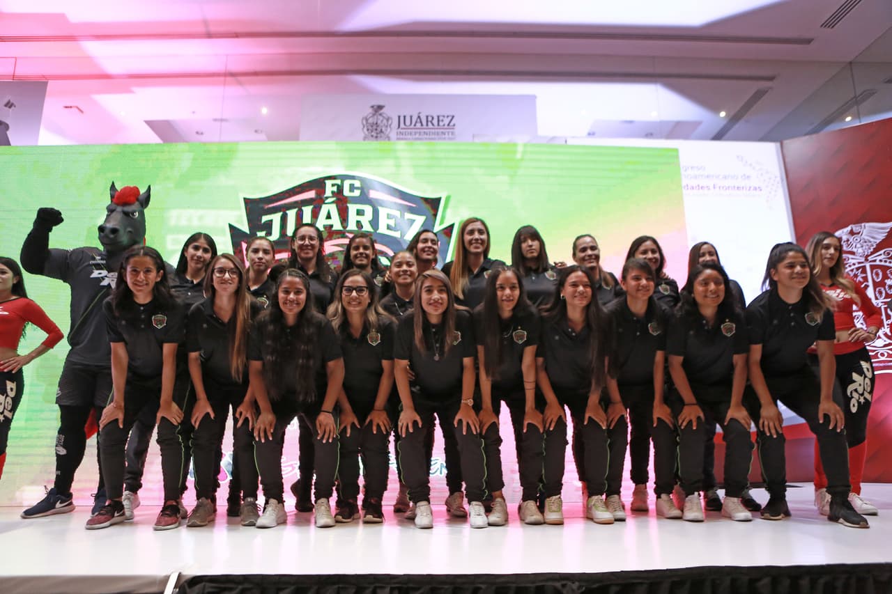 Los Bravos de Ciudad Juárez dieron a conocer sus uniformes para la que será una campaña muy especial, la de su debut en la máxima categoría del balompié mexicano. El equipo fronterizo mostró las tres equipaciones que plantea utilizar a lo largo del Apertura 2019, buscando cautivar a sus aficionados, para que compren las camisetas como pan caliente.