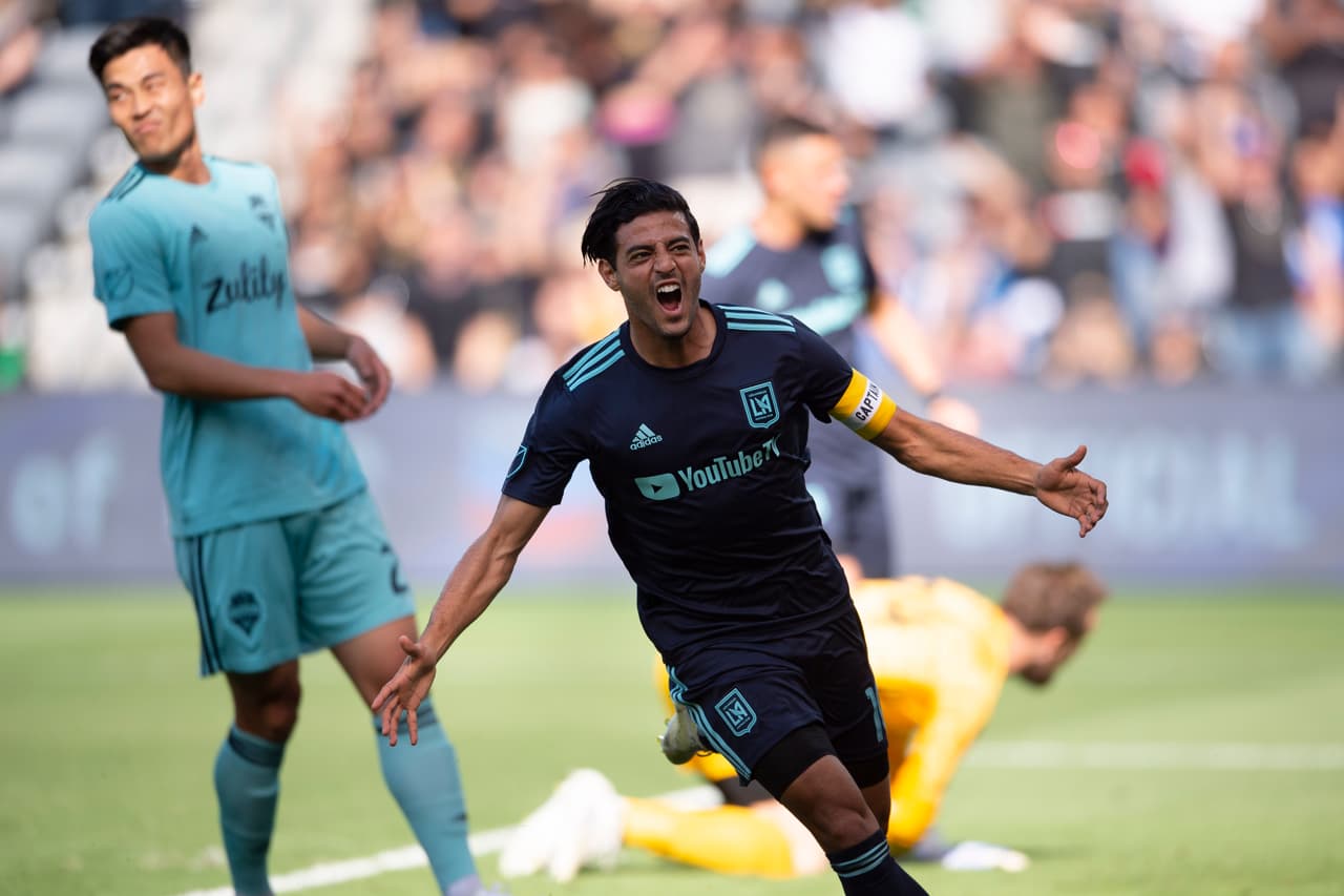 Al minuto 55' el mexicano Carlos Vela (centro) anotó el 3-1, doblete para darle tranquilidad a su equipo y así llegar a 10 goles.