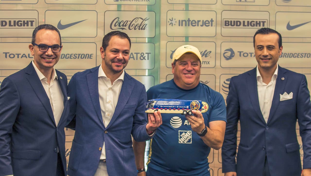 Con la presencia del todo el cuadro del primer equipo del América, se presentó el nuevo transporte del equipo.