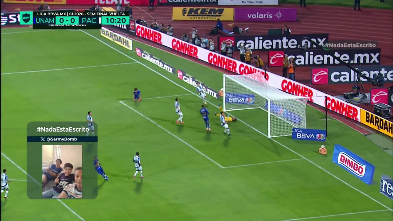 ¡CERCA! Robert Morales disparó que se estrella en el poste.