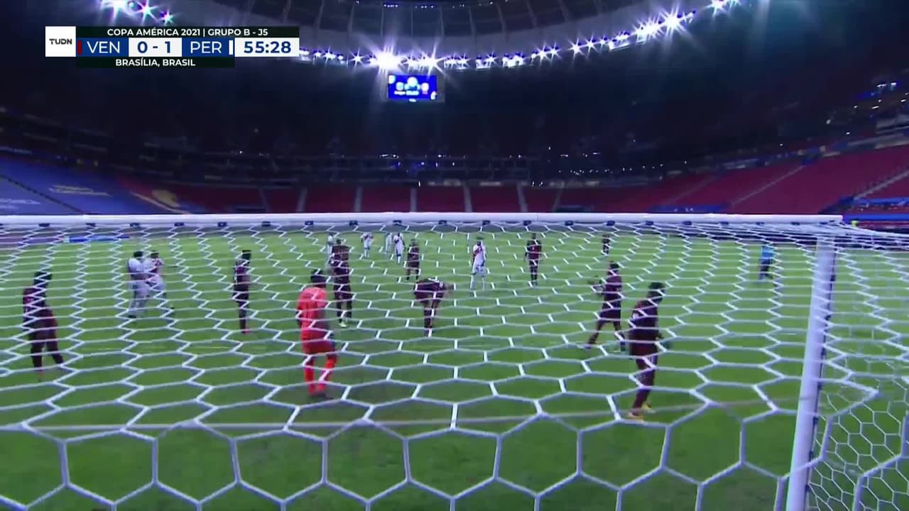 ¡TIRO ATAJADO! disparo por Renato Tapia.