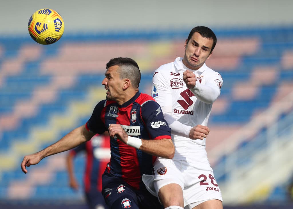 Crotone se impone 4-2 al Torino durante la Jornada 26 de la Serie A. Nwanko anotó doblete, mientras que Reca y Ounas se encargaron de las anotaciones ya al final del encuentro para los 'Tiburones', mientras que Mandragora y Sanabria fueron los que dieron dos tantos a su equipo.