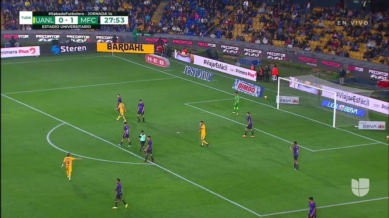 ¡CERCA! Javier Aquino disparó que se estrella en el poste.