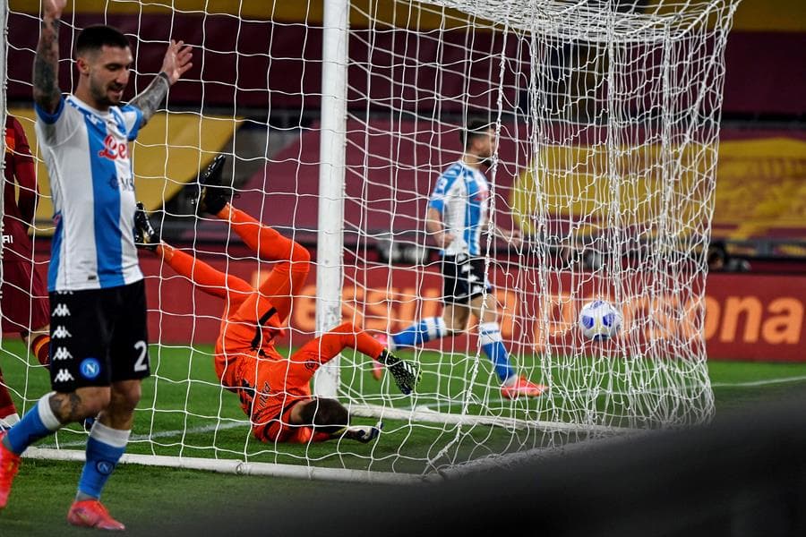 Napoli se impone 2-0 al AS Roma con doblete de Dries Mertens durante la Jornada 28 en la Serie A. El mexicano Hirving Lozano finalmente supera su lesión y regresa a las canchas, esta vez entró al minuto 73 por Elmas.