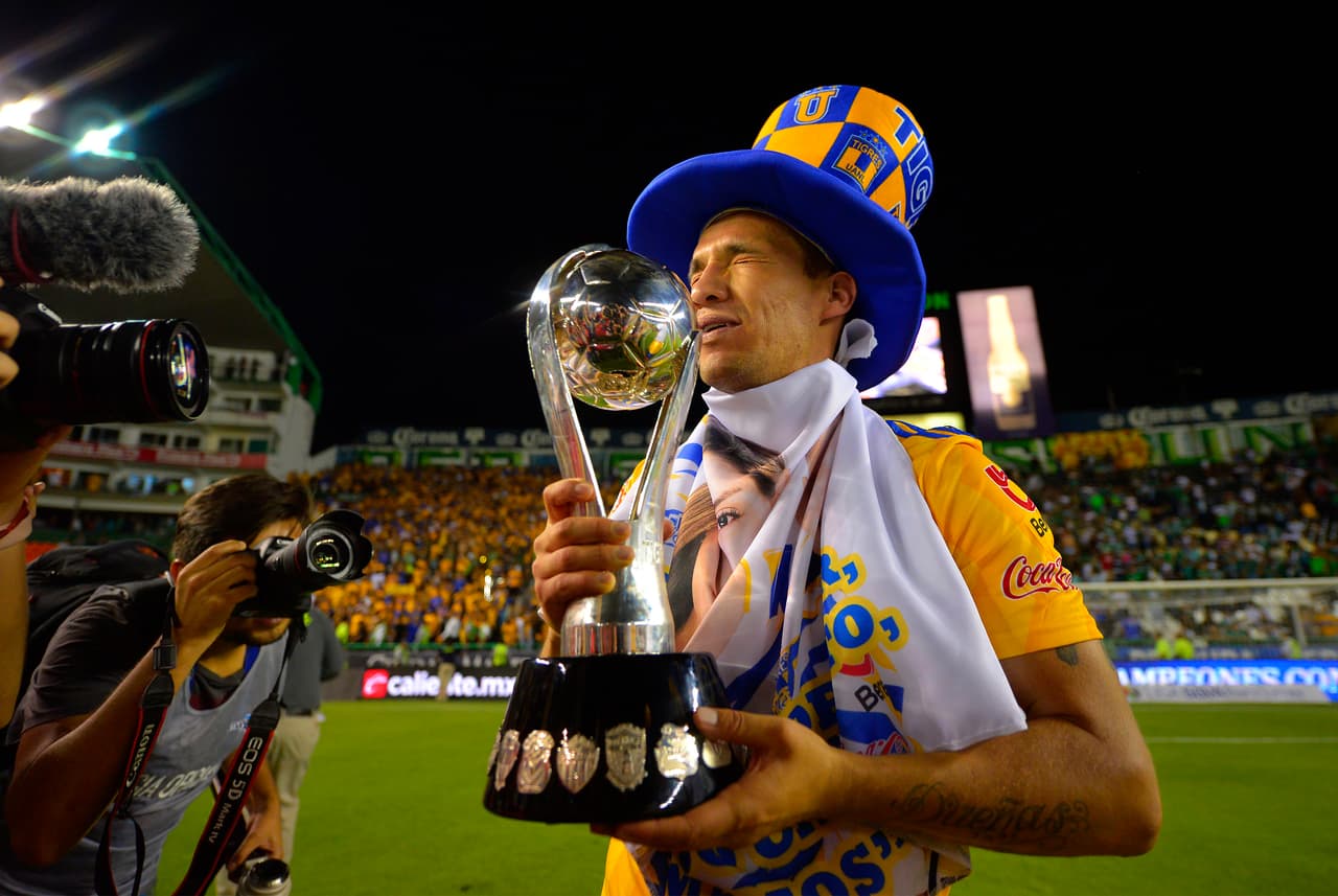 ¡Tigres se proclama Campeón del fútbol mexicano! Los felinos regiomontanos cosecharon su séptimo título de la Liga MX y se cuelan, aunque muchos se sigan negando a aceptarlo, entre los grandes del balompié azteca. Luego de superar en una Final de un solo gol a los Esmeraldas del León, así se dieron los festejos de los Tigres en patio ajeno, imágenes para el recuerdo y que hay que darse un tiempo para echarles un ojo, sobre todo la fiel afición de los felinos regios.