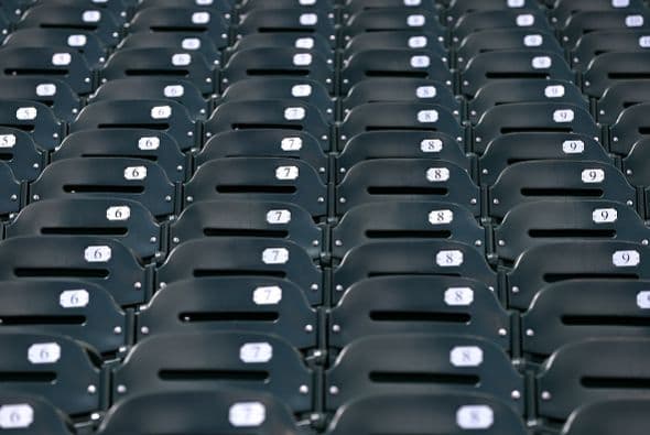 Mientras los ánimos siguen caldeados en Baltimore, los Orioles jugaron contra los Medias Blancas, pero en un estadio vacío, por primera vez en la historia.