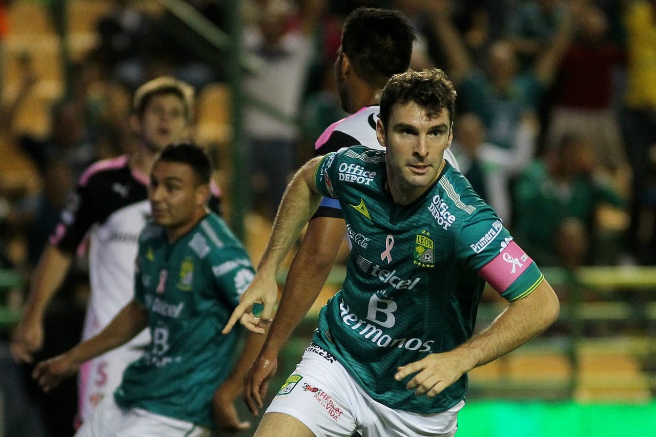 León vs. América: El duelo más atractivo de los cuartos de final. Los esmeraldas llegan como el segundo mejor registro como local con 7 ganados y sólo un perdido. Aunque contrasta su participación como visitante donde ganó 3 y perdió 6 con una diferencia de 14 anotados y 24 recibidos.